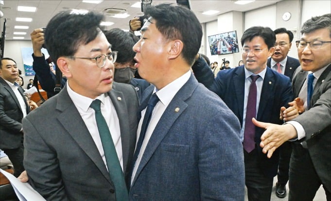 "한미 관세 MOU, 국회 비준 받아야" vs "구속력 없어 불필요"