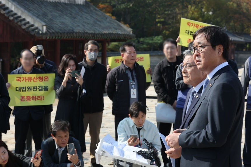 최휘영 문화체육관광부 장관과 허민 국가유산청장이 7일 서울 종묘에서 종묘 앞 개발 규제 완화 관련 대법원 판결에 대한 입장 발표 기자회견을 준비하던 중 세운 4구역 주민 등에게 항의를 받고 있다. 지난 6일 대법원은