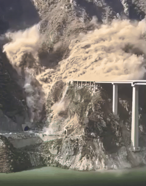 11일 중국 쓰촨성 마얼캉 지역의 홍치교가 무너지고 있다.  /영상=엑스