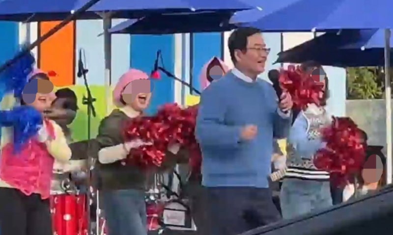 <b>구청장 백댄서</b> 된 여성 공무원들…<b>논란</b>의 전국노래자랑