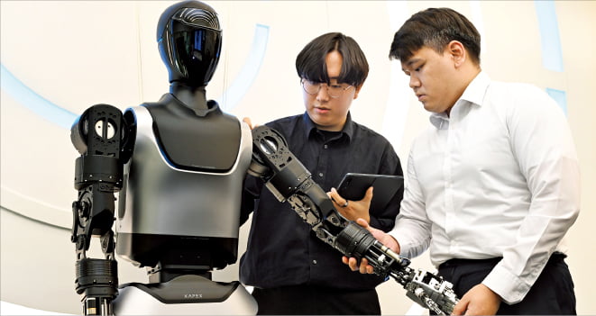 13일 서울 하월곡동 한국과학기술연구원(KIST)에서 연구원들이 인공지능(AI) 휴머노이드 '케이펙스' 움직임을 시연하고 있다.  KIST 제공