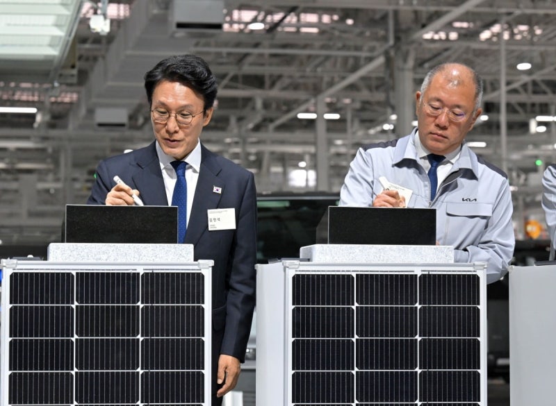 [단독] 정의선, 첫 미래차 산업전략 대화서 "현대차그룹이 앞장설 것"