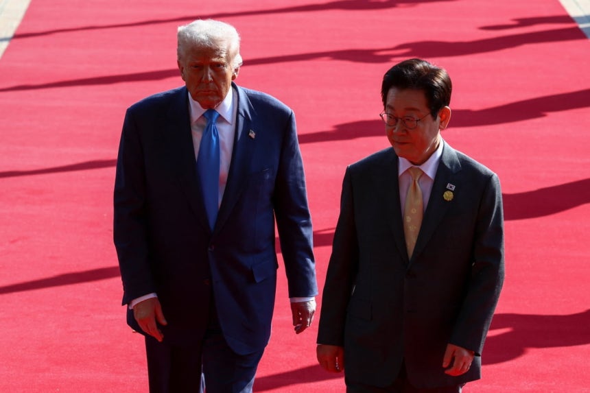 도널드 트럼프 미국 대통령과 이재명 대통령이 지난달 29일 경주에서 한미정상회담을 위해 이동하고 있다. / 사진=REUTERS