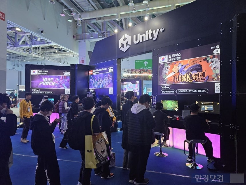 지스타 이튿날인 지난 14일 인디게임이 주로 전시된 벡스코 제2전시관 내 유니티 부스에서 관람객들이 마녀의 정원을 시연해보기 위해 줄을 서고 있다. 사진=박수빈 기자