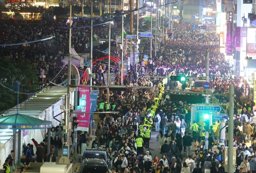 15일 오후 부산 광안리해수욕장 일대에서 열린 제20회 부산불꽃축제가 끝나고 관람객들이 해변로를 빠져나가고 있다. 사진=연합뉴스