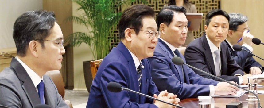 이재명 대통령이 16일 용산 대통령실에서 열린 '한·미 관세협상 후속 민관 합동회의'를 주재하고 있다. 이날 회의는 약 2시간 동안 화기애애한 분위기 속에 진행됐다. 왼쪽부터 이재용 삼성전자 회장, 이 대통령, 최태