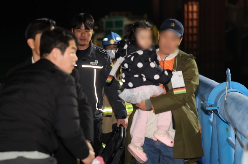 '<b>신안</b> 해상 <b>여객선</b> 좌초' 승객 <b>전원 구조</b>…해경 항로 이탈 추정