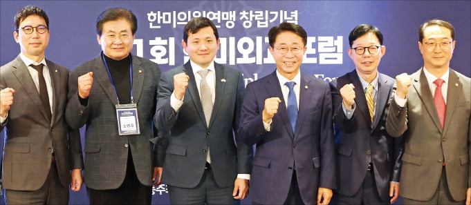 &lt; 외교포럼 &#39;화이팅&#39; &gt; 20일 서울 소공동 롯데호텔에서 열린 한미의원연맹 창립기념 제1회 한미외교포럼에서 참석자들이 기념 촬영을 하고 있다. 왼쪽부터 