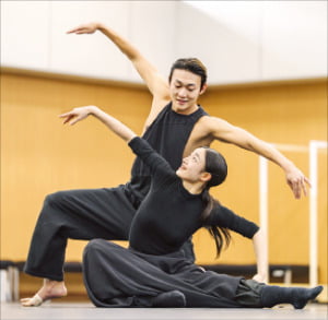국립무용단 무용수들이&#65279; 국수호의 '티벳의 하늘'을 시연하고 있다.  국립극장 제공