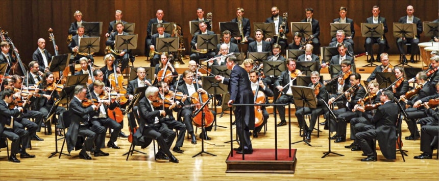 &lt; 명연 펼치는 빈 필 &gt; 지난 20일 서울 예술의전당에서 열린 빈 필하모닉 오케스트라 내한 공연에서 크리스티안 틸레만이 브루크너 교향곡 5번을 지휘하고 있다.  임형택