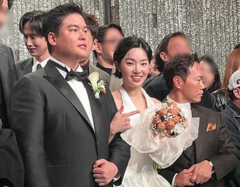 '<b>이장우</b> 신부' <b>조혜원</b> 부케에 '화들짝'…<b>결혼</b>식 등장한 <b>호두과자</b>
