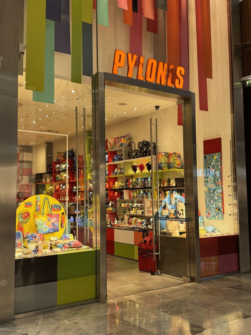 파리 샹젤리제의 한 굿즈샵에 씨엠에이글로벌의 제품이 진열된 모습. 사진=씨엠에이글로벌