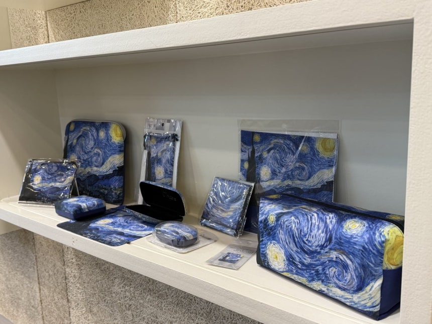 씨엠에이글로벌이 만든 '반 고흐' 관련 초극세사 제품. 사진=씨엠에이글로벌