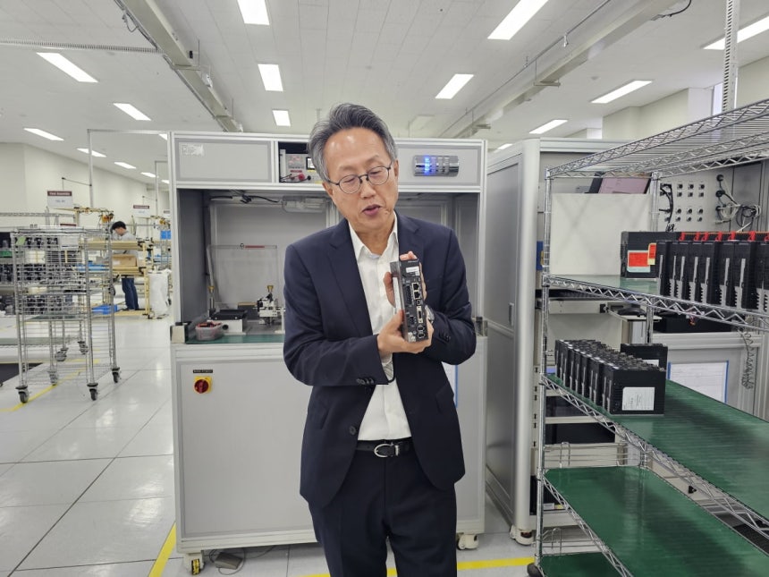 강덕현 알에스오토메이션 대표가 드라이브에 대해 설명하고 있다./사진=진영기 한경닷컴 기자