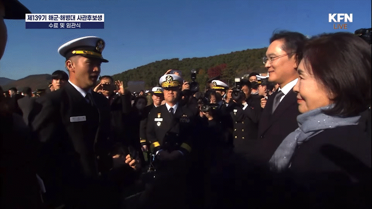 제139기 해군·해병대 사관후보생 수료 및 임관식이 28일 경남 창원시 진해구 해군사관학교 연병장에서 열렸다. 이재용 삼성전자 회장 장남 지호씨의 임관식에 이 회장은 물론 홍라희 삼성미술관 리움 명예관장, 이서현 삼