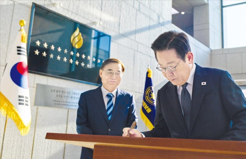 이재명 대통령 "국정원 악용 서글퍼…사명감 가져달라"