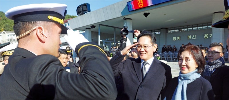 "필승! 해군 소위 임관 신고합니다"…이재용 회장 "수고했다"