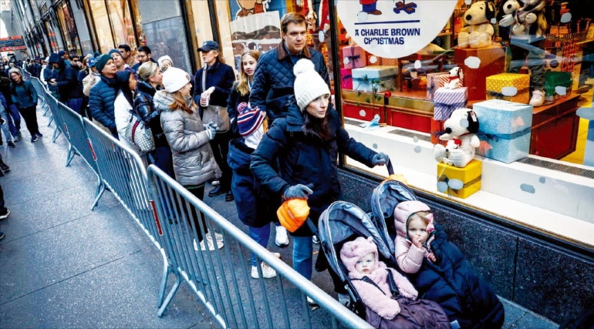 블랙프라이데이인 지난 28일 미국 뉴욕시의 한 장난감 가게 앞에 쇼핑객들이 길게 줄을 서 있다.  AFP연합뉴스