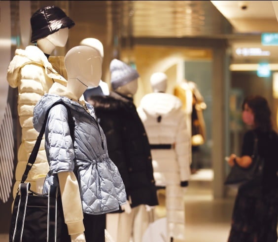 "겨울 옷 안 팔려요" 울상이더니…벌써 '명품 패딩' 불티났다
