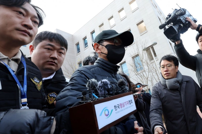 "승객들에게 죄송합니다"…<b>여객선 좌초</b>사고 <b>선장 구속</b>영장 심사