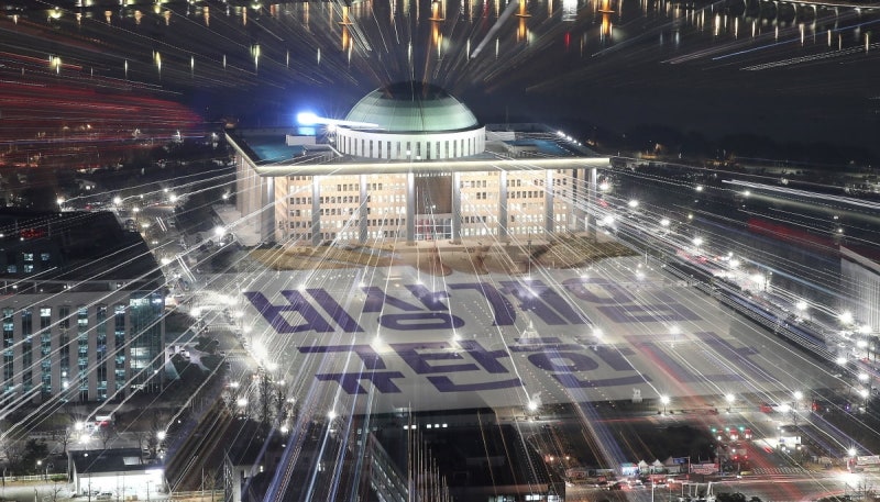 '<b>계엄 1년</b>' 다시 국회 앞 맞불<b>집회</b>…"온종일 도심 혼잡해요"
