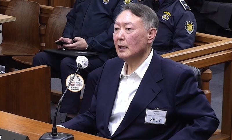 '<b>계엄 1년</b>' 尹, 日 인터뷰서 "국가 위기 상황에 내린 <b>비상</b>사태 선언"