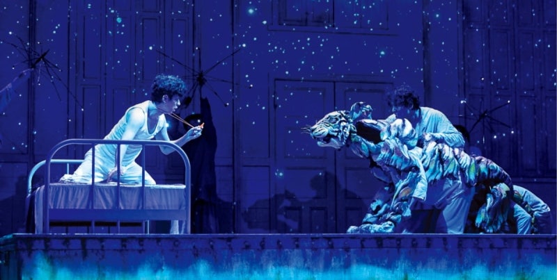 무대 누비는 호랑이…소년과 '푸른빛 항해'