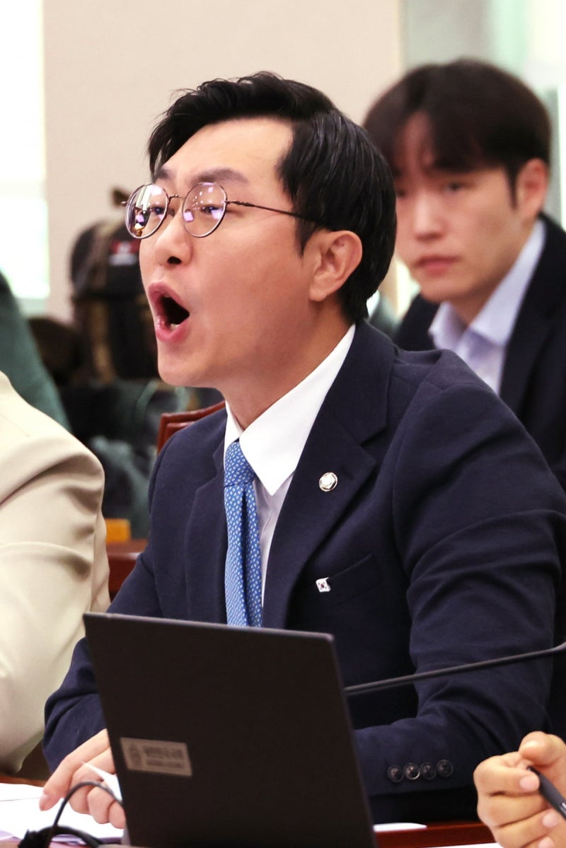 "그 여자가 어깨에 손 올려" 與, <b>장경태</b> 옹호 발언 논란