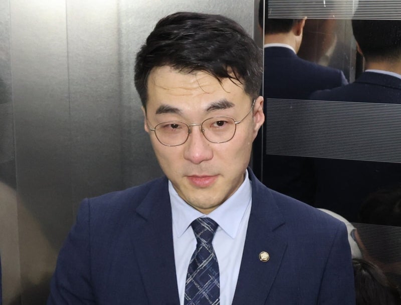 [속보] '훈식이 형·현지 누나' <b>인사 청탁 논란</b>…<b>김남국</b> 결국 사의