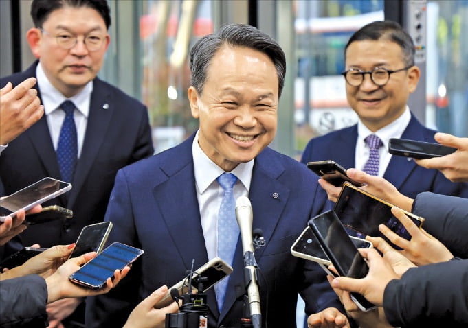 진옥동 회장 연임…신한금융 3년 더 이끈다