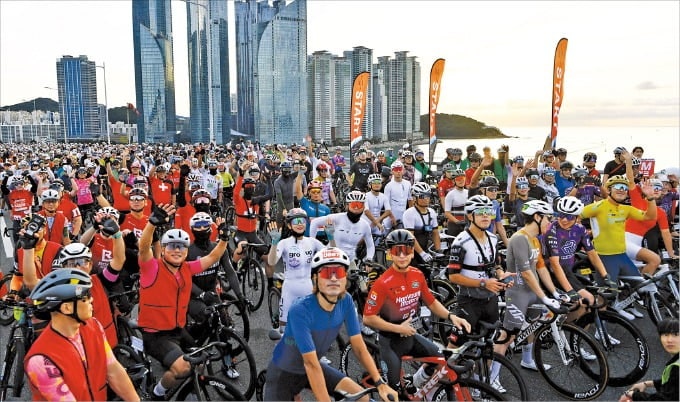 '부산 매력'에 풍덩…외국인 관광객 300만명