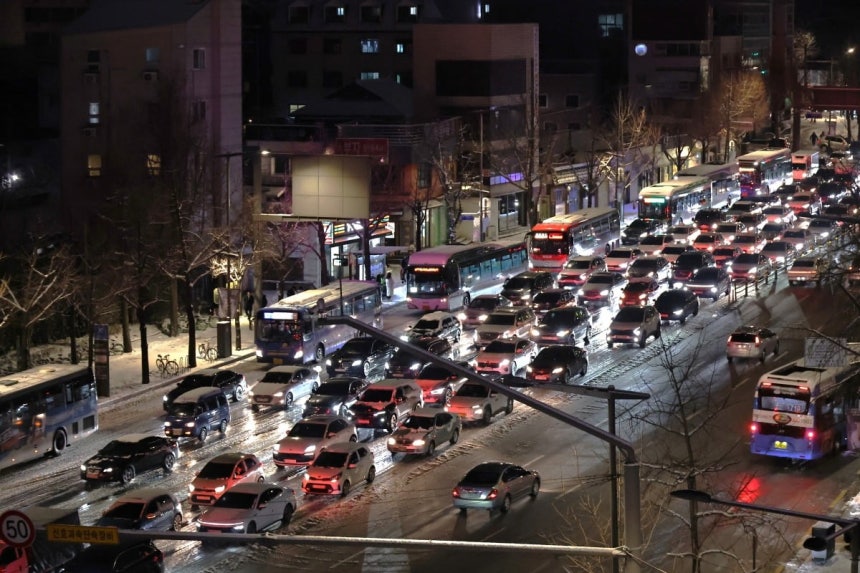 올겨울 많은 양의 첫눈이 내린 4일 23시께 서울 종로구 경복궁역 인근에서 시내로 향하는 차량이 눈길에 정체를 빚고 있다. 사진=연합뉴스