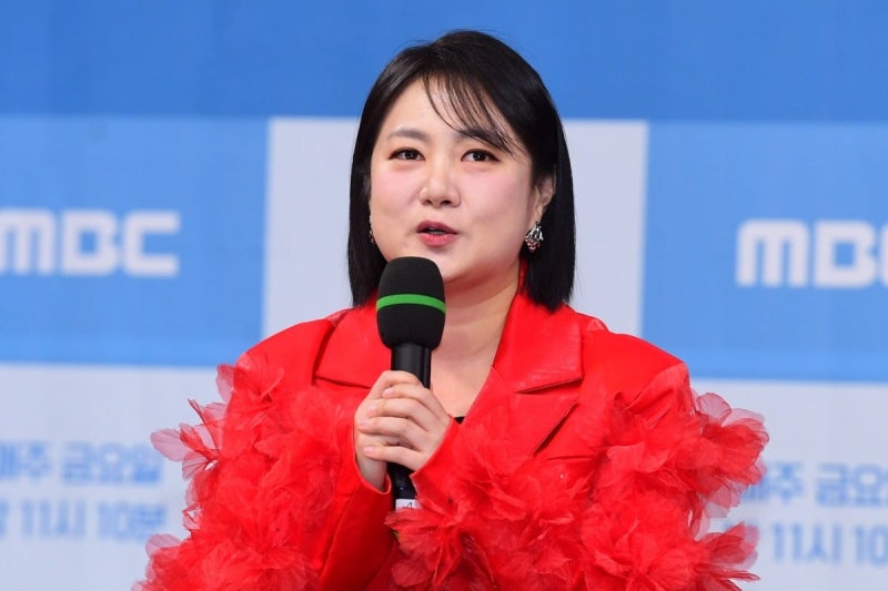 '<b>맞고소</b> 카드' 꺼낸 <b>박나래</b>…前 매니저들 "회삿돈 빼돌린 정황도"