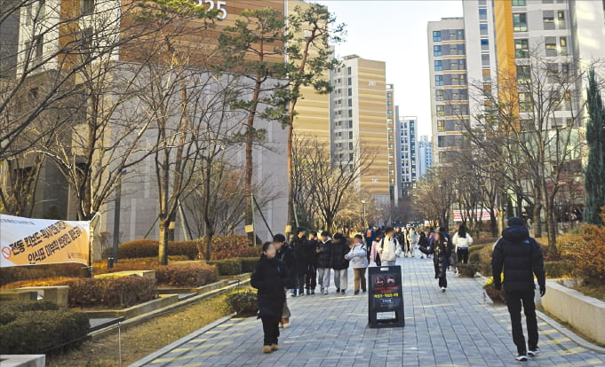 서울 강동구 '고덕아르테온' 아파트 입주민과 인근 주민들이 지난 5일 단지 내 400m 길이의 공공보행로 '아랑길'을 걷고 있다.  김영리 기자