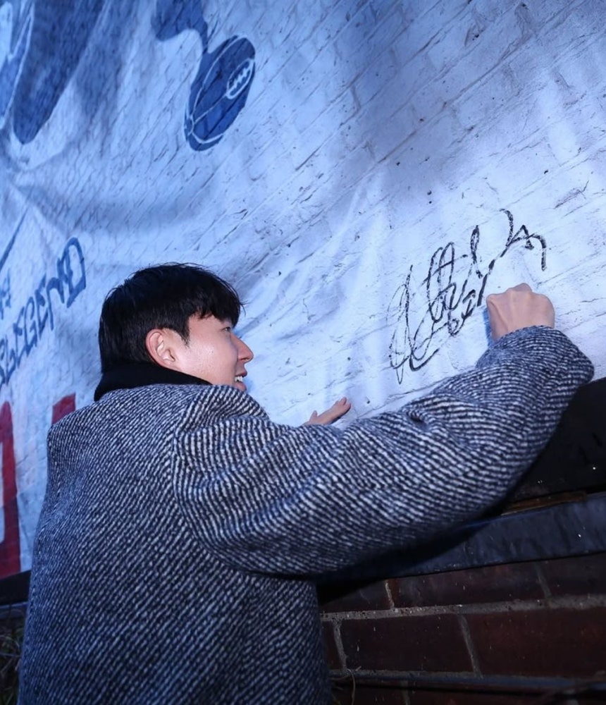 LAFC 손흥민 선수가 토트넘 홋스퍼 구단이 런던 하이로드에 마련한 자신을 그린 벽화에 사인하고 있다.연합뉴스