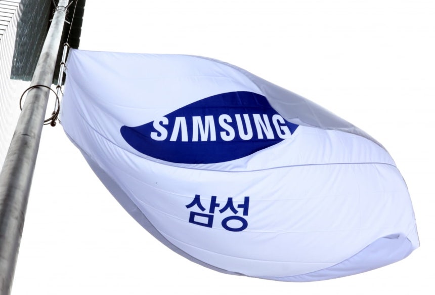 삼성전자 서초사옥의 깃발이 펄럭이고 있다./ 사진=한경 DB