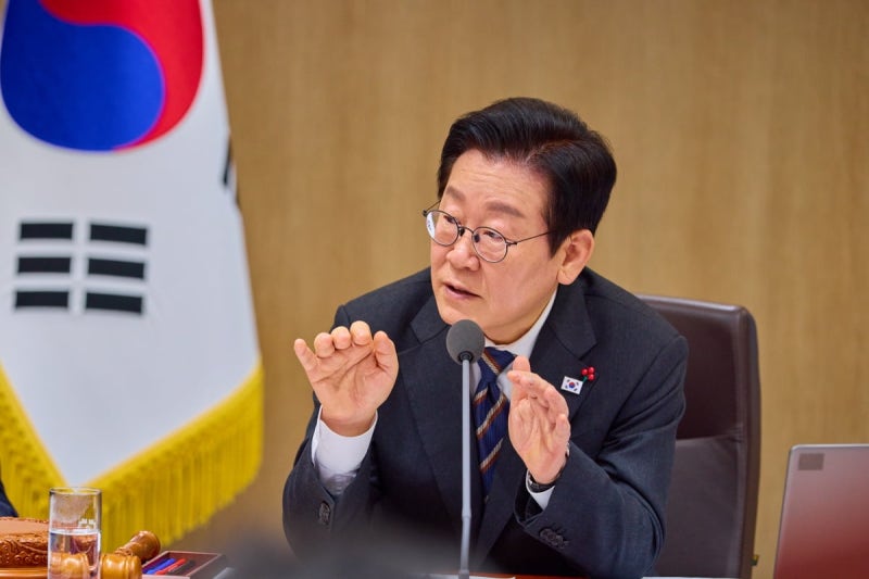 李 대통령, 삼성·SK 만나 <b>반도체</b> 산업 전략 논의