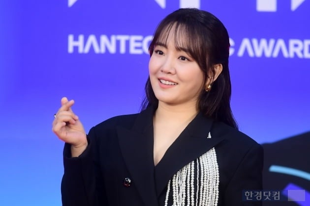 '혜성'·'사건의 지평선' <b>윤하</b>, 과학사랑에 진심…1억 <b>기부</b>