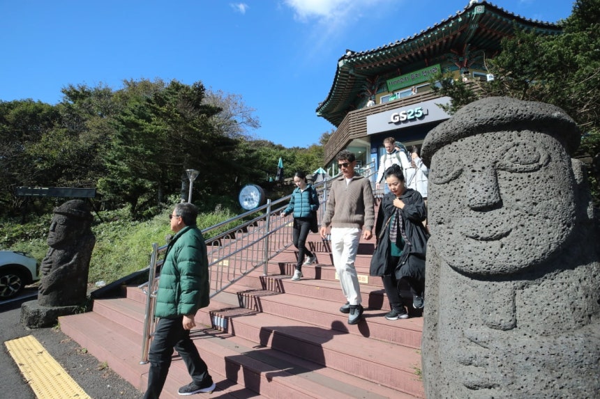 제주 한라산 1100고지를 찾은 외국인 관광객.사진=연합뉴스
