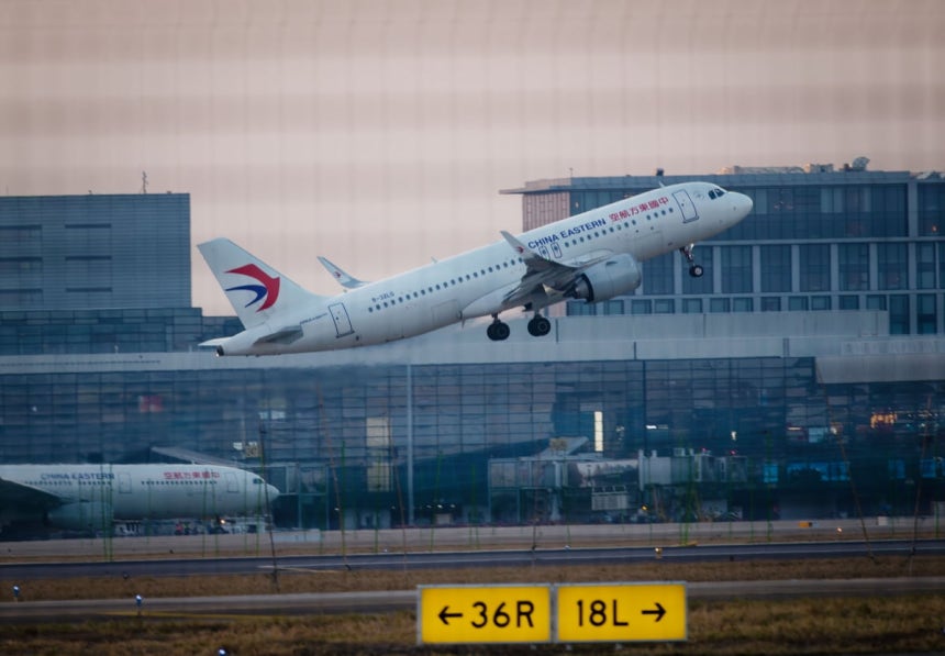 중국 상하이 훙차오 국제공항에서 비행기가 이륙하고 있다.사진=EPA(연합뉴스)