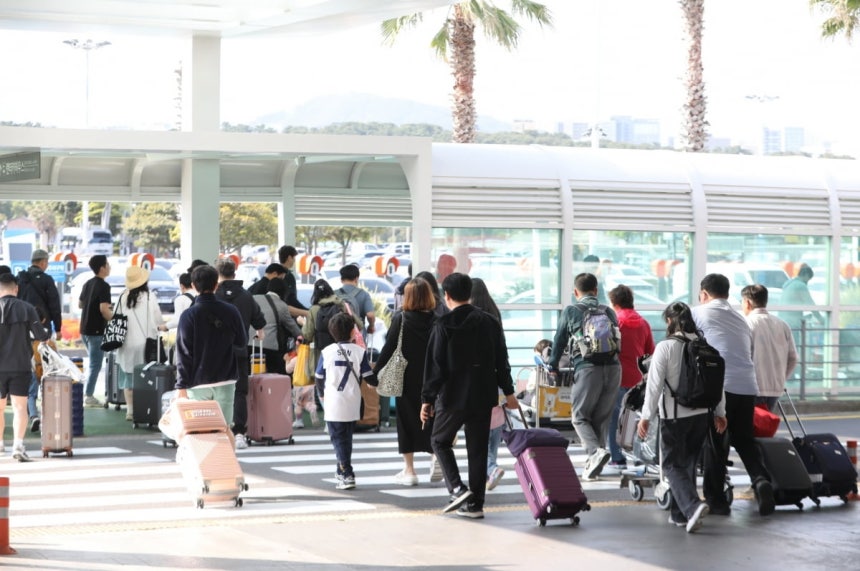 제주국제공항에 도착한 관광객들이 렌터카 하우스로 이동하고 있다.뉴스1