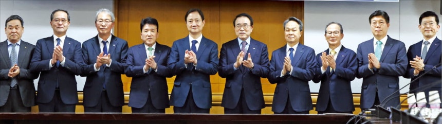 금감원장,8개 금융지주 회장과 첫 간담회 이찬진 금융감독원장(왼쪽 다섯 번째)이 10일 서울 명동 은행회관에서 열린 금융감독원장·금융지주 회장 간담회에서 참석자들과 박수를 치고 있다.왼쪽부터 김기홍 JB금융 