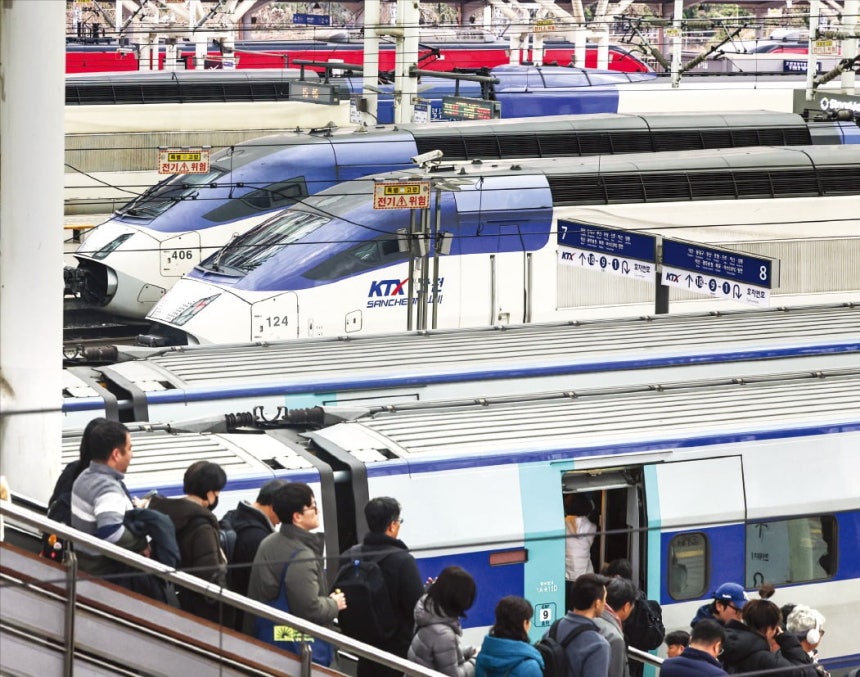 전국철도노동조합 총파업을 하루 앞둔 10일 시민들이 서울역에서 KTX를 이용하고 있다.이날 한국철도공사(코레일) 노사 협상이 결렬되면서 철도노조는 11일 오전 9시부터 무기한 총파업에 들어가기로 했다./임형택 기