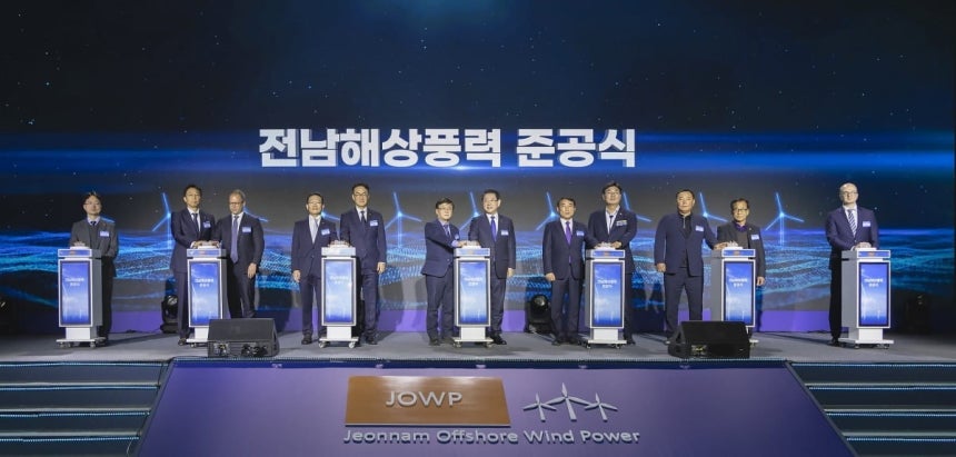 코펜하겐 인프라스트럭쳐 파트너스(CIP)와 SK이노베이션 E&S,전라남도 관계자 등이 11일 오전 전남 신안군 라마다프라자호텔에서 '전남해상풍력 1단지' 준공식 행사를 하고 있다.CIP 제공