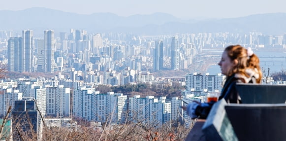 지난 8일 서울 남산에서 시내 아파트 단지가 보이고 있다.뉴스1