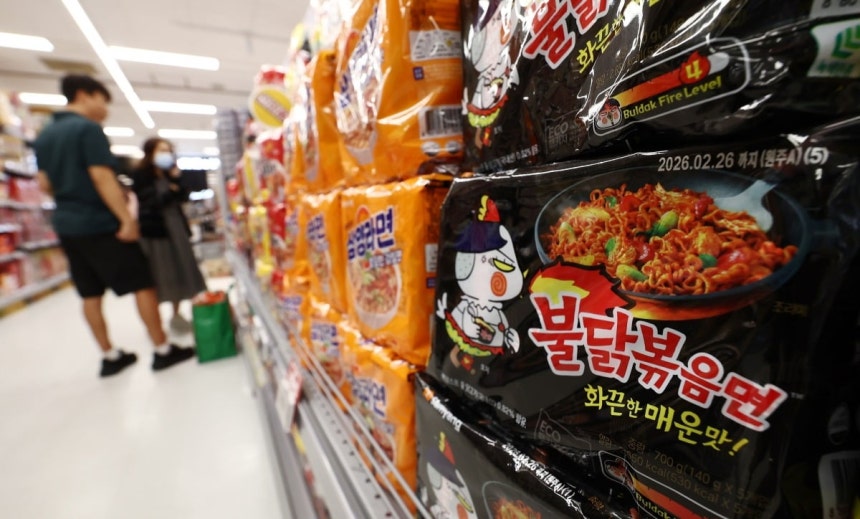 서울 시내의 대형마트에 진열된 불닭볶음면.사진=뉴스1