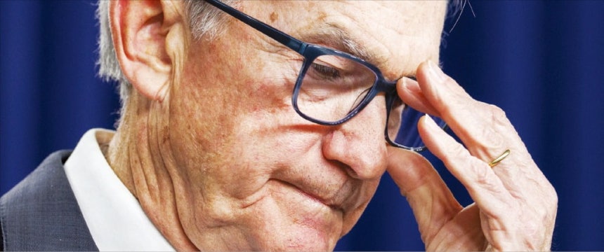 < 고심하는 파월 > 제롬 파월 미국 중앙은행(Fed) 의장이 10일(현지시간) 기자회견 도중 안경을 고쳐 쓰고 있다.파월 의장은 “기준금리가 중립금리 범위 내에 있다”며 당분간 금리 동결 가능성을 시사