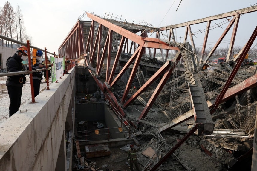 11일 오후 광주광역시 서구 치평동 광주대표도서관 건립 공사장에서 붕괴 사고가 발생해 소방대원들이 매몰자 구조 작업을 벌이고 있다.연합뉴스