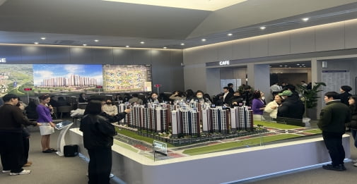 경기 이천 중리택지지구에 들어서는 '이천중리 금성백조 예미지' 견본주택을 찾은 방문객이 단지 모형을 구경하고 있다.손주형 기자