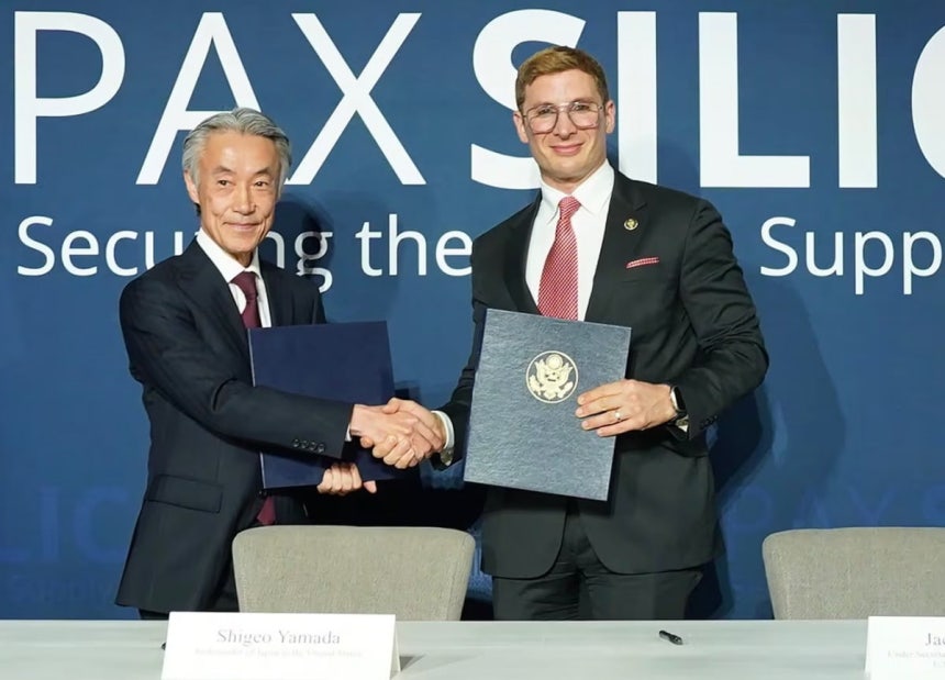 야마다 시게오 주미일본대사(왼쪽)와 제이콥 헬버그 미 국무부 경제담당 차관이 11일(현지시간) 팍스 실리카 관련 협력을 약속하는 선언문에 서명 후 악수하고 있다./미국 국무부